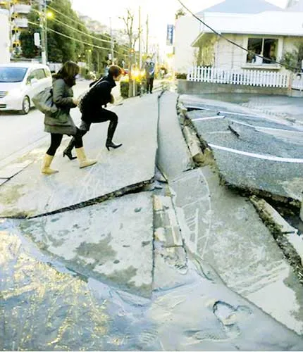 Vỉa hè bị động đất xé toạc.